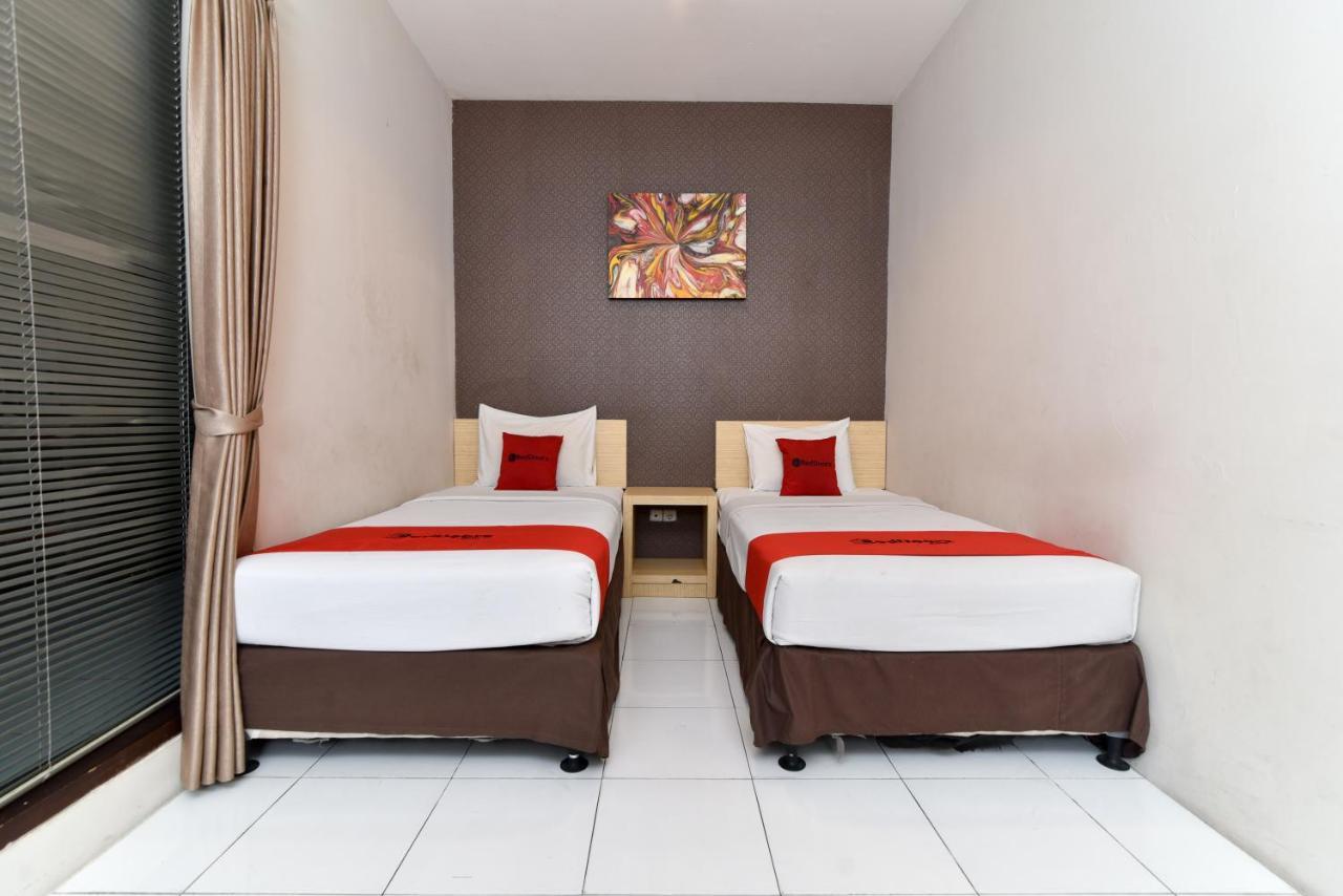 RedDoorz Plus @ Raya Legian Exterior foto
