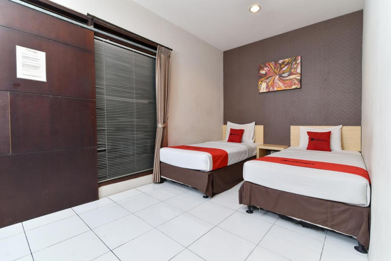 RedDoorz Plus @ Raya Legian Exterior foto